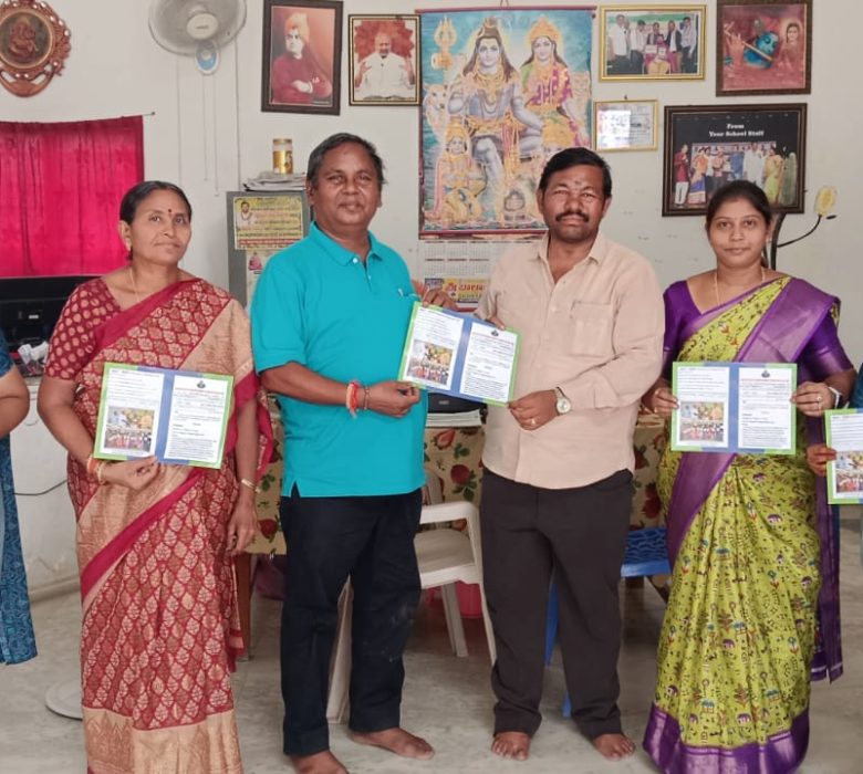 *A.I.M.E.D ప్రతిభా పరీక్షా గోడ పత్రికను వివేకానంద స్కూల్ డైరెక్టర్ రామకృష్ణ మాస్టర్ కు అందచేసిన ఆచార్య భవనారి సత్యనారాయణ*