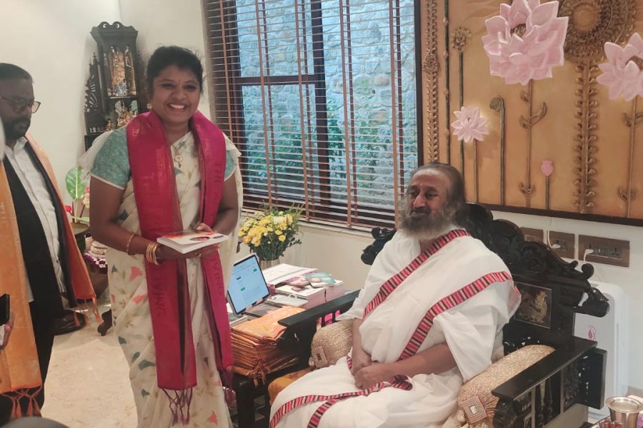 Smt. Shwetha Ganjam, AM, Global Secretary seeking blessings of Guruji Sri Ravi Shankar.