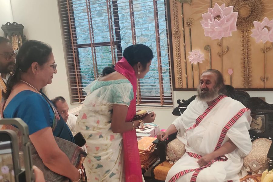 Smt. Shwetha Ganjam, AM, Global Secretary seeking blessings of Guruji Sri Ravi Shankar.