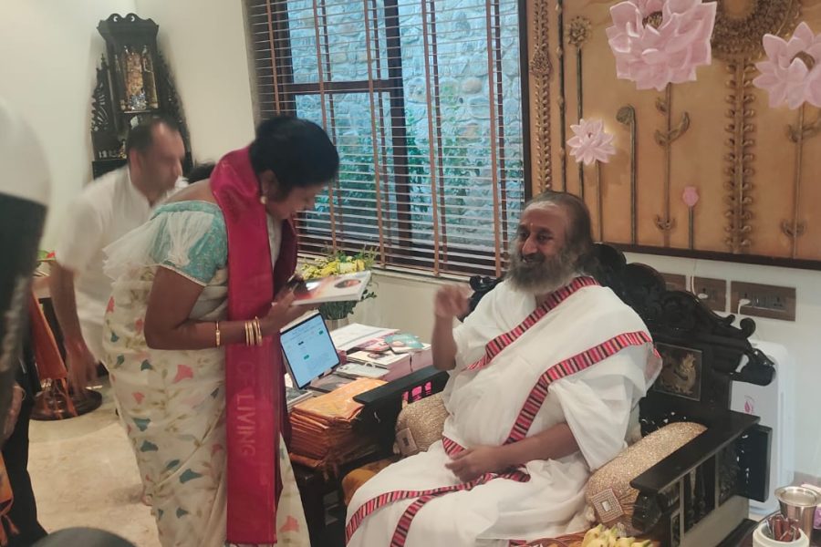Smt. Shwetha Ganjam, AM, Global Secretary seeking blessings of Guruji Sri Ravi Shankar.